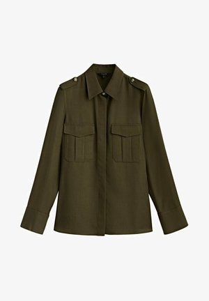 Chemise kaki à manches longues avec boutons, poches poitrine à rabats et épaulettes boutonnées, avec col classique et manches à poignets.