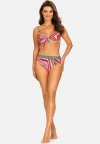 Wielokolorowy zestaw bikini z wzorzystym materiałem w różowe, zielone i pomarańczowe akcenty, biustonosz z drutem i zdobieniami oraz majtki typu high-waisted.