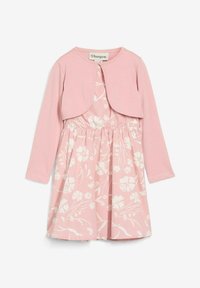 Rosa langärmlige Bolerojacke, kombiniert mit einem passenden rosa Kleid mit weißen Blumenmustern und einem elastischen Bund.