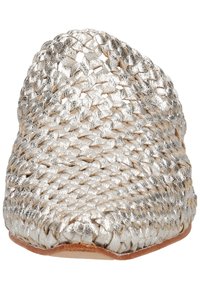 Vue de face d'une chaussure à enfiler argentée métallique tressée, avec un bout arrondi fermé et une semelle beige.