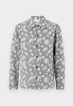 Grå langermet skjorte med paisley-mønster i hvitt. Har krage, svarte knapper og et strukturert stoff.