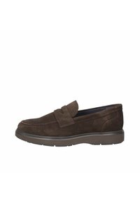 Mocassini in suede marrone con design slip-on, caratterizzati da una punta arrotondata, dettagli cuciti e suola flessibile in gomma.