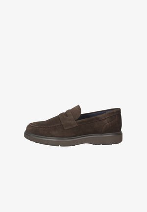 Mocassini in suede marrone con design slip-on, caratterizzati da una punta arrotondata, dettagli cuciti e suola flessibile in gomma.