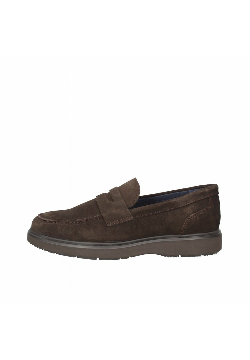 Mocassini in suede marrone con design slip-on, caratterizzati da una punta arrotondata, dettagli cuciti e suola flessibile in gomma.