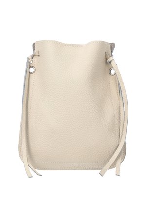 Borsa a secchiello in pelle testurizzata color crema con chiusura a coulisse e occhielli in metallo su sfondo bianco.