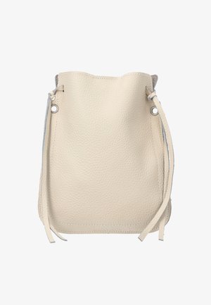 Crèmekleurige, getextureerde leren bucketbag met trekkoordsluiting en metalen ringen op een witte achtergrond.