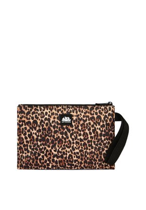 Bustina rettangolare con stampa leopardata, zip nera e cinturino nero per polso, con una piccola toppa bianca con il logo Sundek al centro anteriore.