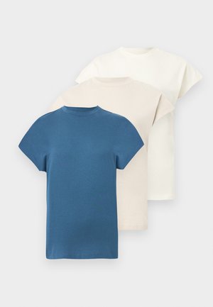 Trois t-shirts à manches courtes : un bleu, un beige, un crème, fabriqués en coton doux avec un col rond classique et une coupe décontractée.