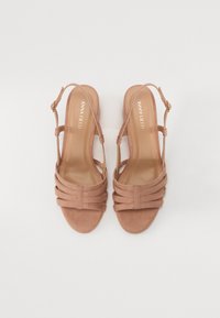 Hellrosa Wildleder-Absatzsandalen mit Slingback-Design und mehreren horizontalen Riemen an der Vorderseite. Glattes Innenfutter, offene Zehen.