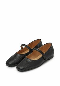 Zapatos Mary Jane de imitación cuero negro con puntera cuadrada, superficie texturizada y una correa a lo largo del empeine. Suela plana, sin hardware visible.