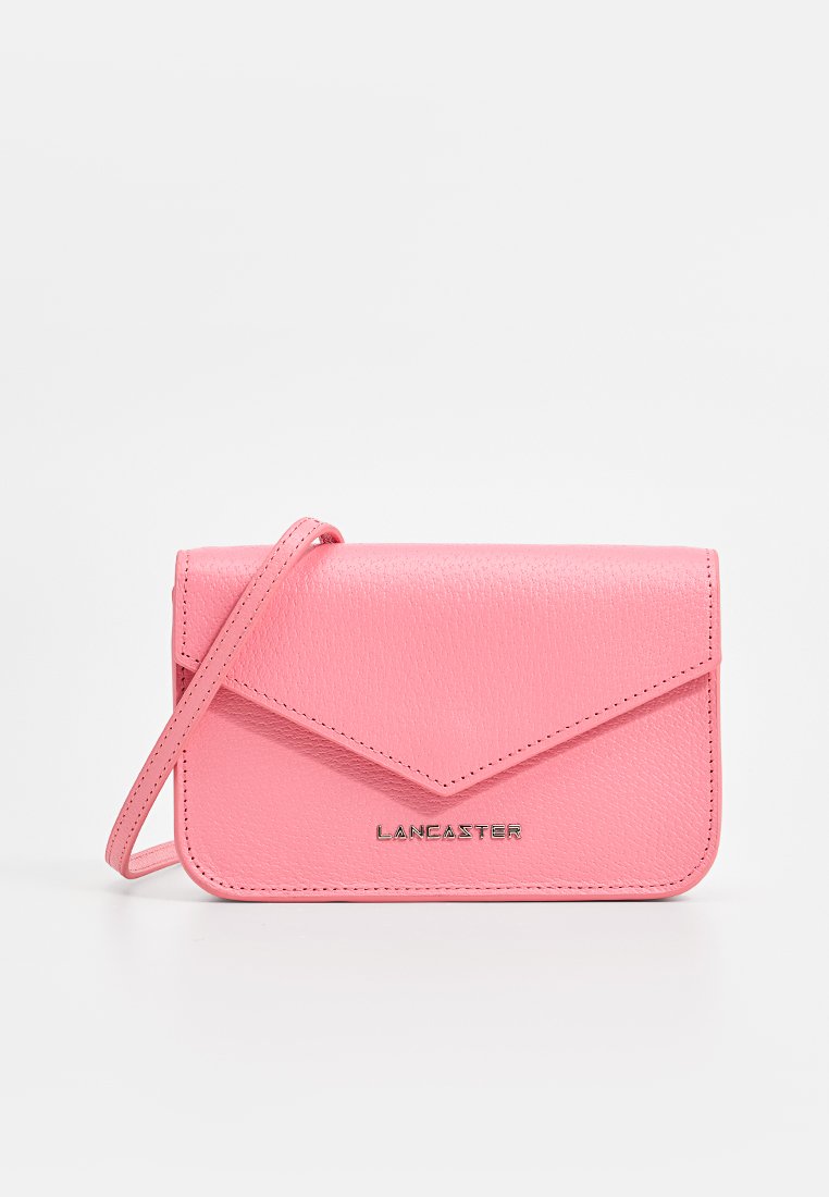 Rosa lädercrossbody-väska med klaffstängning, försedd med en texturerad yta och en metallisk logotyp längst ner. Enkel, rektangulär form.