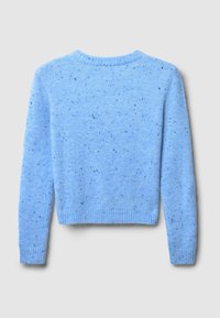 Pull en tricot bleu clair avec un design texturé, présentant des taches en bleu plus foncé, col rond, et bords côtelés aux manches et à l'ourlet.
