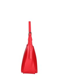 Borsa a mano in pelle rossa con forma strutturata, dotata di una larga tracolla con fibbia in metallo e superficie texturizzata.