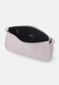 Jasnofioletowa kopertówka o fakturze krokodyla, z zamkiem błyskawicznym i czarnym wnętrzem wyposażonym w małą kieszonkę na zamek i metkę.