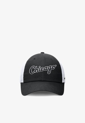 Casquette de baseball en mesh noir et blanc avec le mot "Chicago" brodé en cursive blanche sur le panneau avant.