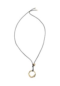 Collier en cordon noir avec un pendentif en métal doré texturé et torsadé, équipé d'un fermoir coulissant réglable pour personnaliser la longueur.