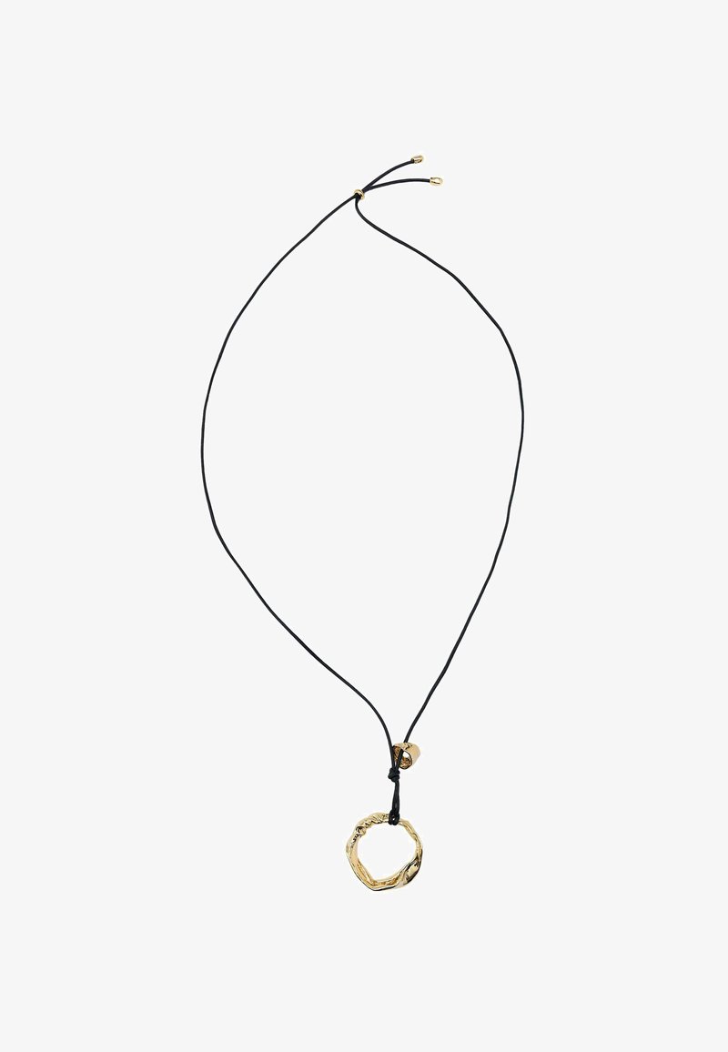 Collier en cordon noir avec un pendentif en métal doré texturé et torsadé, équipé d'un fermoir coulissant réglable pour personnaliser la longueur.