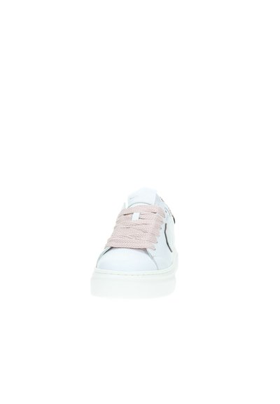 Sneaker bianco con tomaia in pelle liscia, suola bianca spessa e lacci rosa prominenti. Presenta un dettaglio con zip laterale per una facile vestibilità.