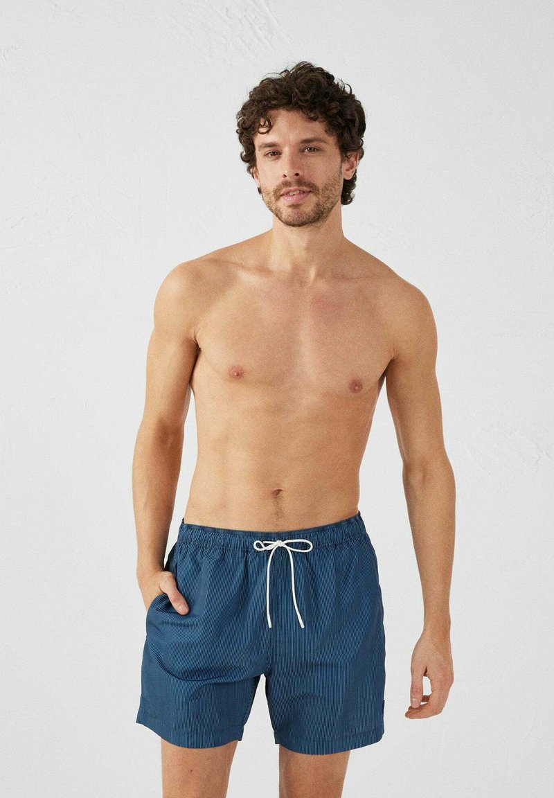Costumi da bagno a strisce blu con vita elastica e cordoncino. Dotati di tasche laterali e vestibilità comoda.