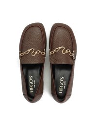 Brązowe loafersy ze skóry o fakturze, z ozdobą ze złotego łańcuszka, czarne wkładki i napis "HEGOS MILANO" wewnątrz.