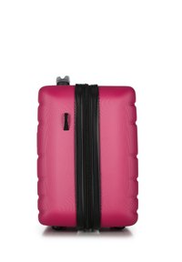 Valigia rigida rosa con superficie testurizzata, cerniere nere e manico retrattile. Design compatto con quattro ruote per la mobilità.