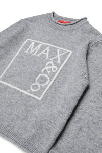 Grå strikkegenser med myk tekstur, rund halslinning og et hvitt grafisk design med teksten "MAX & CO" i et rektangulært ramme.