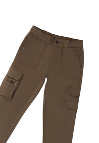 Bruine cargobroek met een slimfit ontwerp, meerdere zijzakken en een ritszak. Gemaakt van een duurzame katoenmix.
