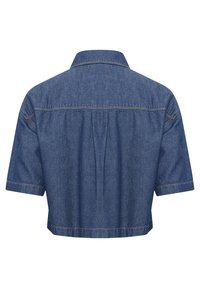 Denim cropped skjorte, korte ærmer, lyseblå farve, klassisk krave, plisset ryg, enkle syninger, afslappet pasform.