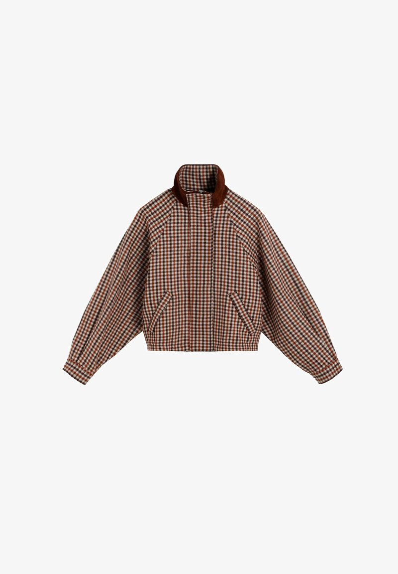 Brun og hvid ternet jakke med lange ærmer, høj krave, lynlås foran og skrå sidelommer.