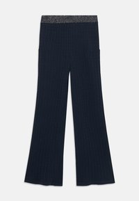 Tumši zili riboti bikses ar piegulošu jostas daļu, kas izceļas ar metāla akcentu. Platas kājas dizains un strukturēta auduma virsma, lai pievienotu papildu detaļas.