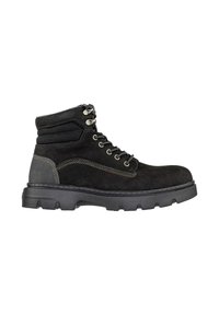 Stivaletto nero realizzato in suede e pelle testurizzata, con grommet in metallo, lacci e una suola in gomma robusta con scanalature per la trazione.
