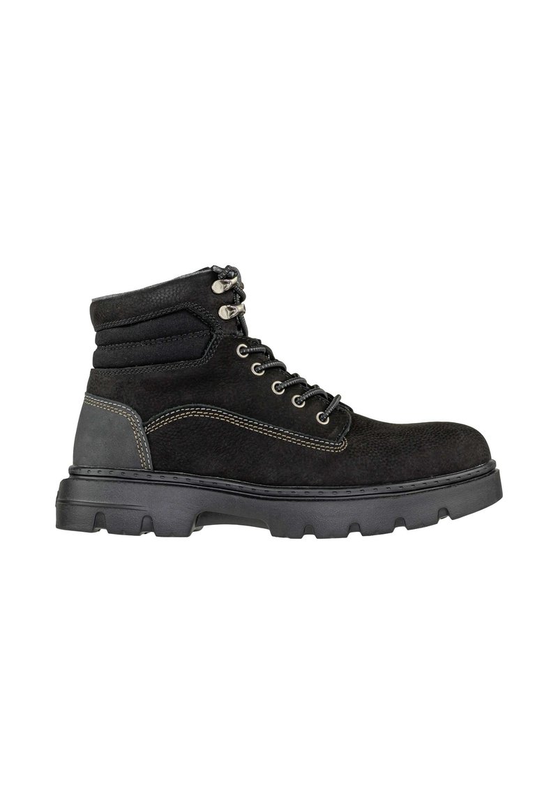 Stivaletto nero realizzato in suede e pelle testurizzata, con grommet in metallo, lacci e una suola in gomma robusta con scanalature per la trazione.