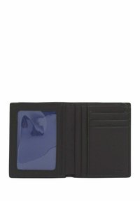 Billetera de cuero negro con un compartimento transparente para identificación y múltiples espacios para tarjetas. Presenta un acabado texturizado y un diseño minimalista.