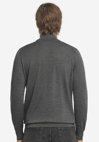 Grau gestrickter Pullover mit langen Ärmeln, einem Kragen, sowie gerippten Säumen und Bündchen, die eine glatte, weiche Textur zeigen.