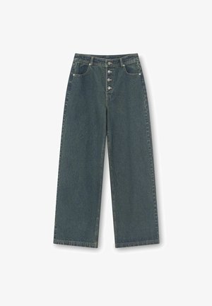 Kõrge vöökohaga, laia säärega püksid tumedast teksariidest. Omavad viie nupuga lõhikut, esimesi taskuid ja siledat tekstuuri peene tuhmumisega.