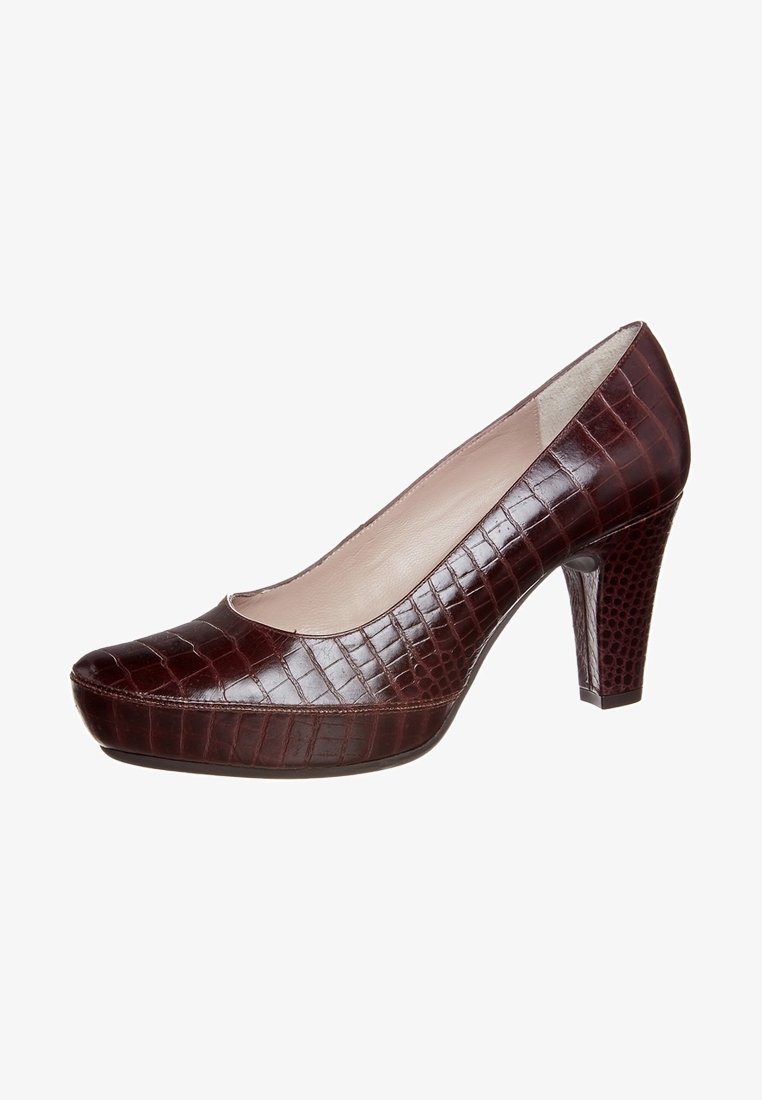 Chaussure à talon haut en cuir marron foncé avec motif crocodile, bout arrondi et talon moyen épais.