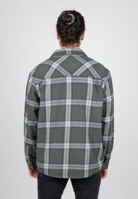 Groen geruit flanellen overhemd met witte en marineblauwe patronen, met een button-down kraag en lange mouwen, weergegeven vanuit de achterkant.