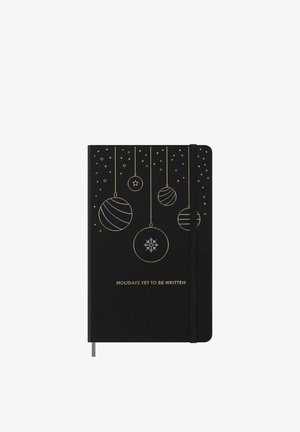 Quaderno nero con decorazioni natalizie dorate e stelle sulla copertina, testo "Vacanze ancora da scrivere" e una banda elastica nera per la chiusura.
