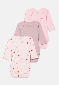 Tre langermede bodyer i rosa og mauve. Den ene har et mønster av hjerter i rødt og rosa, de andre er i ensfarget med myk tekstur.