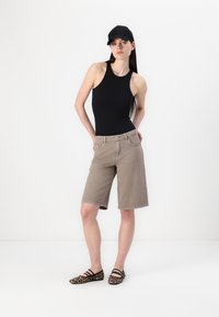 ONLY ONLSILLA LONG - Džinsiniai šortai - taupe gray