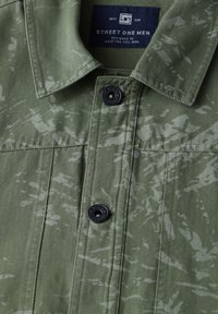 Khaki zelená košile se skvrnitým bílým vzorem, s klasickým límečkem, černými knoflíky a štítkem označeným "STREET ONE MEN."