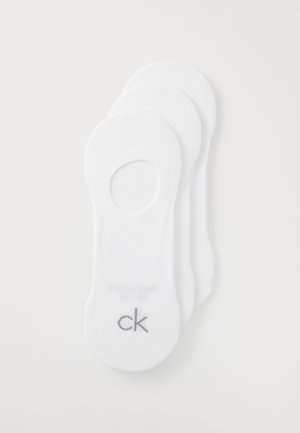 Trys baltų, nematomų kojinių poros, su "ck" logotipu matomu ant viršutinės poros.