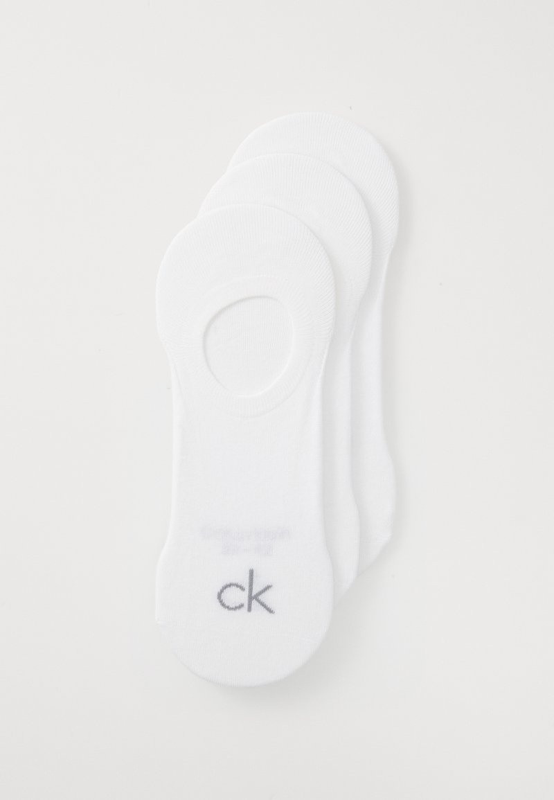 Tre par med hvite usynlige sokker stablet, med "ck"-logoet synlig på det øverste paret.