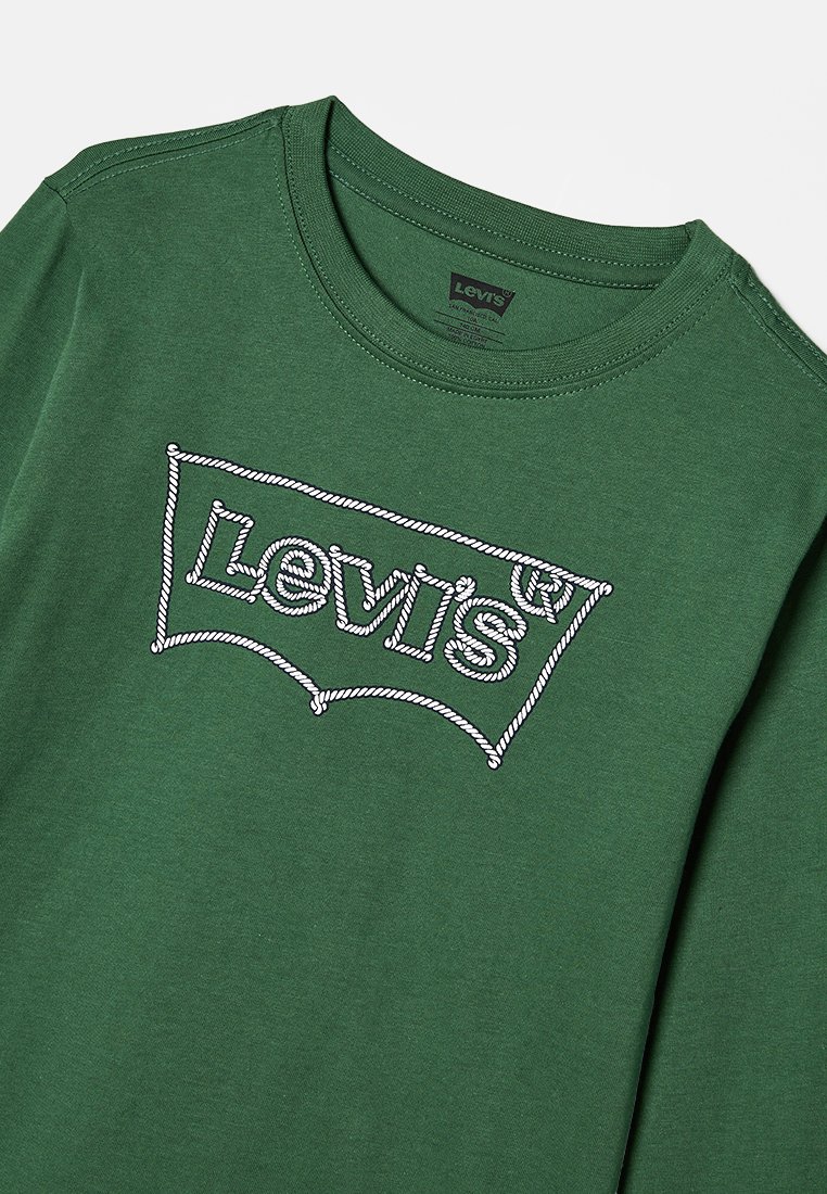 T-shirt verde in cotone a maniche lunghe con colletto a girocollo, che presenta il logo "Levi's" ricamato in bianco incorniciato in un design simile a una corda.