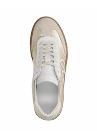 Witte sneaker met een combinatie van gladde en gestructureerde materialen, ronde veters, een laag profiel ontwerp en een gumrubberen zool.