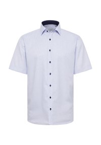 Camicetta azzurra a maniche corte con un leggero motivo a scacchi, colletto blu navy e bottoni abbinati lungo la parte anteriore.