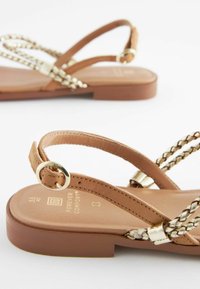 Next FOREVER COMFORTÂ® LEATHER FLAT TUBULAR PLAITED SANDALS - Sandale - tan gold