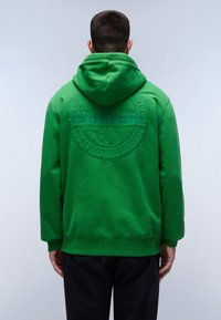 Felpa verde con cappuccio e logo testurizzato sul retro, caratterizzata da una vestibilità rilassata e polsini e orlo a costine. Materiale morbido in misto cotone.