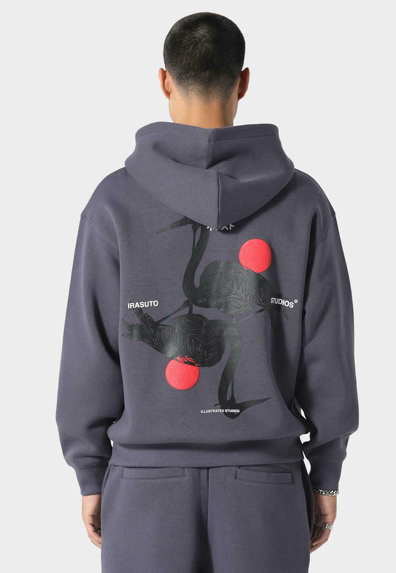 Šedá mikina s velkým potiskem zobrazujícím černé ptáky a červené kruhy. Vyrobená z měkkého materiálu, s kapucí na šňůrku a žebrovanými manžetami.