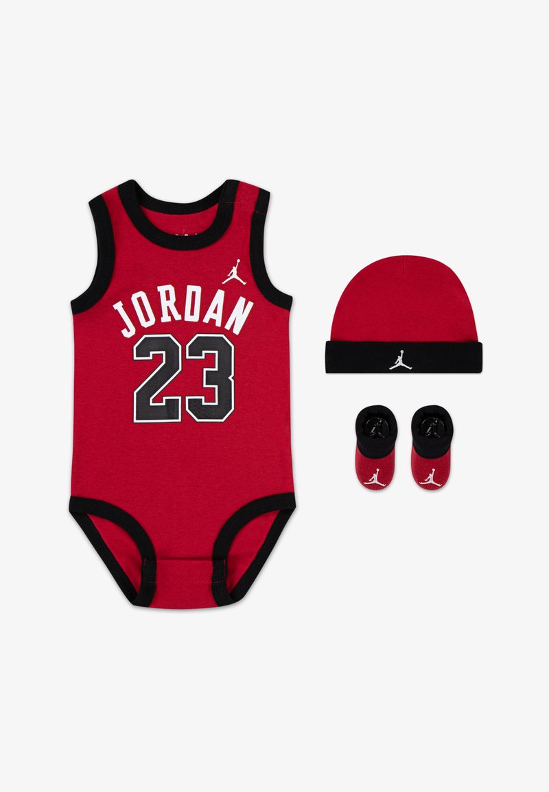 Bodysuit pour bébé en coton rouge avec des bordures noires, présentant "JORDAN" et le numéro "23" en blanc et noir. Comprend un bonnet rouge assorti et des chaussons.